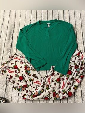 Wondershop Green Top with White Grinch Print Pajama Pants
